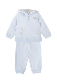 Chándal infantil azul claro con capucha, que cuenta con dos bolsillos delanteros con forro de cuadros, tapeta con botones y puños elásticos en los pantalones.