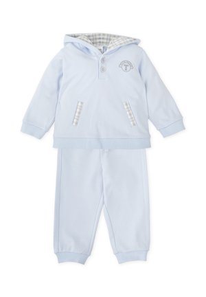 Chándal infantil azul claro con capucha, que cuenta con dos bolsillos delanteros con forro de cuadros, tapeta con botones y puños elásticos en los pantalones.