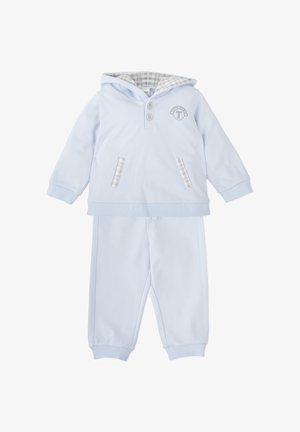 Un survêtement pour enfants bleu clair avec une capuche, comportant deux poches avant doublées en tartan, un plastron boutonné et des poignets élastiques sur le pantalon.