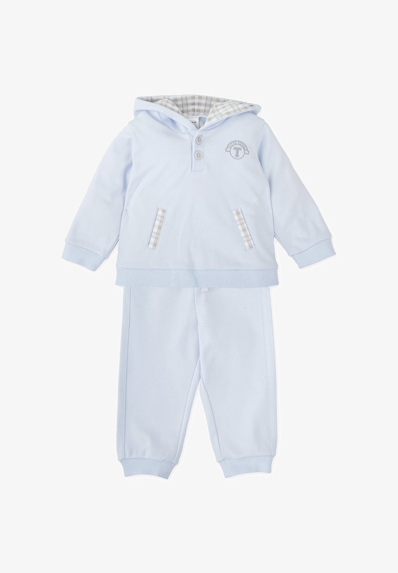 Chándal infantil azul claro con capucha, que cuenta con dos bolsillos delanteros con forro de cuadros, tapeta con botones y puños elásticos en los pantalones.
