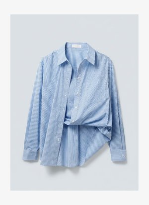 Gaiši zils un balts vertikāli svītrains pogām aizskauts krekls ar garām piedurknēm un izplatu apkakli, attēlots karājamies ar vienu pusi salocītu.