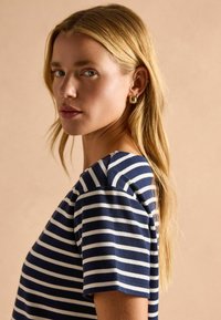 Tom Joule REGULAR FIT - HARBOUR SHORT SLEEVE BOAT NECK BRETON - Trükipildiga T-särk - navy white