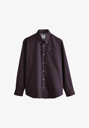 Camicia a maniche lunghe di colore viola scuro con colletto abbottonato, bottoni bianchi, taschino singolo sul petto e una texture liscia e tessuta.