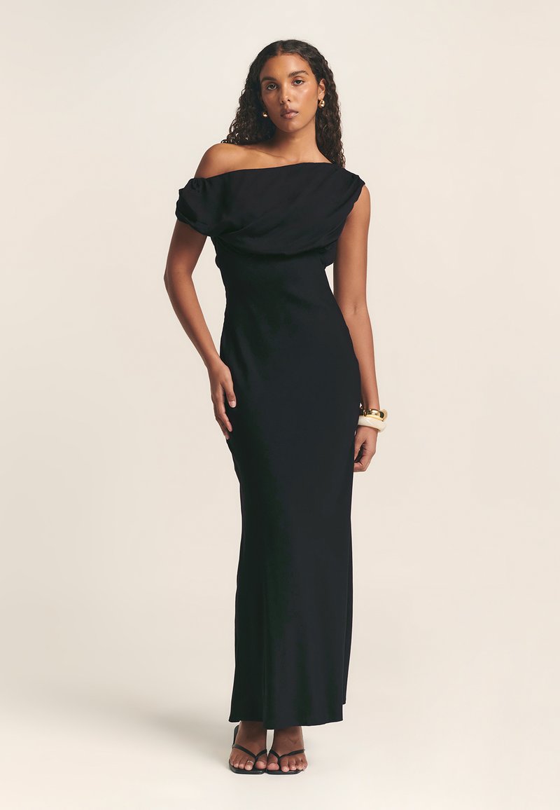 Čierna off-the-shoulder večerná toaleta s drapovaným korzetom, priliehavým strihom a dĺžkou až na podlahu. Textúrovaná tkanina a minimalistické detaily.