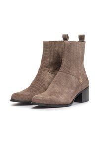 Botas de tobillo de ante marrón con un patrón texturizado de cocodrilo, punta cuadrada, tacón corto y tiradores para facilitar su puesta y quitada.