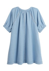 Robe en denim bleu clair avec des manches courtes bouffantes, un col froncé et des détails de coutures verticales. Texture douce, silhouette fluide.