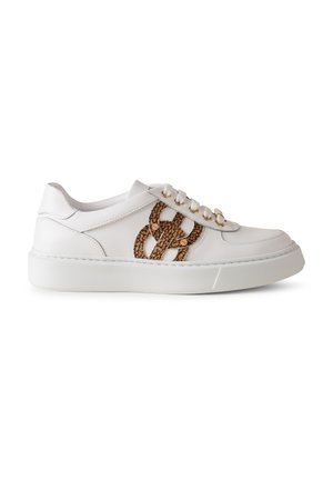Sneaker in pelle bianca con un motivo intrecciato in marrone e oro sulla parte laterale, dotato di occhielli rotondi e una suola spessa bianca.