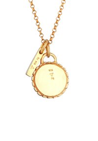 Guldfarvet halskæde med en rund vedhæng, der har en scalloped kant og indgraverede mærker. Inkluderer et lille rektangulært mærke.
