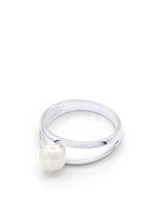 Bague en argent avec une perle blanche ronde unique montée sur un anneau lisse et poli, présentée sur un fond blanc.