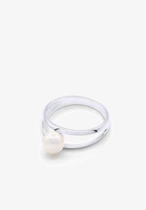 Bague en argent avec une perle blanche ronde unique montée sur un anneau lisse et poli, présentée sur un fond blanc.