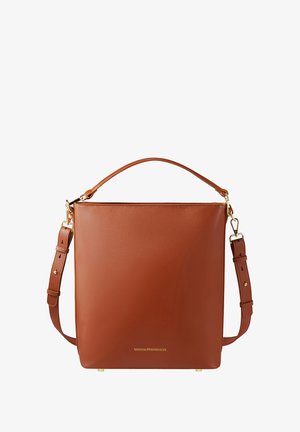 Braune Lederhandtasche in quadratischer Form mit abnehmbarem Tragegurt, glatter Textur, goldenen Beschlägen und einem dezenten Markenlogo am Boden.