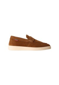 Mocassin marron en daim sans lacets avec semelle en caoutchouc blanche et petite étiquette en tissu sur le côté sur fond blanc.