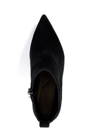 Bottine en daim noir avec un bout pointu, fermeture éclair sur le côté et une petite languette à l'arrière. Texture douce et design élégant.