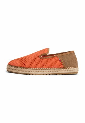Chaussure orange tissée à enfiler avec un panneau talon marron, semelle en jute et semelle extérieure en caoutchouc, avec une petite étiquette en tissu sur le côté.