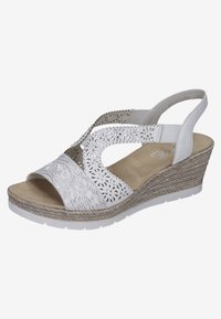 Sandali wedge bianchi con design floreale ritagliato, cinturino testurizzato e soletta beige. Suola in gomma e dettaglio intrecciato sul wedge.