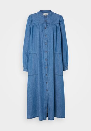 Denim lang kjole med rund hals, knapfront, lange puffærmer, to sidelommer og en afslappet pasform. Lys blå farve med subtil tekstur.