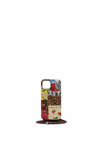 Funda de teléfono con un collage de colores y patrones vibrantes, incluyendo estampados de animales, flores y gráficos, con un accesorio de correa marrón.