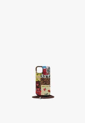 Coque de téléphone mettant en valeur un patchwork de couleurs et de motifs éclatants, comprenant des motifs animaliers, des fleurs et des graphismes, avec une attache de sangle marron.