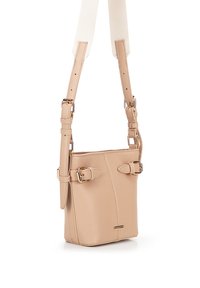 Borsa a tracolla in pelle beige con tracolla regolabile, caratterizzata da dettagli in metallo a forma di fibbia e una forma strutturata, texture liscia e hardware in tonalità oro.