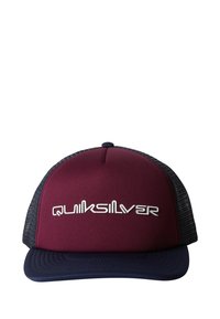 Červená a námornícka trucker čiapka so solidnou prednou časťou, sieťovanými stranami a bielym logom Quiksilver na prednej strane. Dizajn s plochým šiltom.