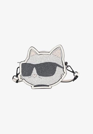 Borsa a forma di gatto bianco con accenti neri, dotata di occhiali da sole. Realizzata in materiale testurizzato, include una tracolla e hardware metallico.