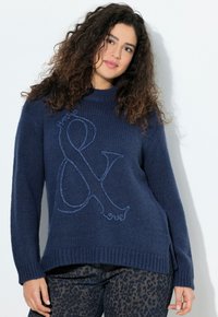 Marineblauer Strickpullover mit Rundhalsausschnitt, der ein großes gesticktes &-Design in Blau zeigt. Rippbündchen und Saum, seitliche Schlitze am unteren Ende.