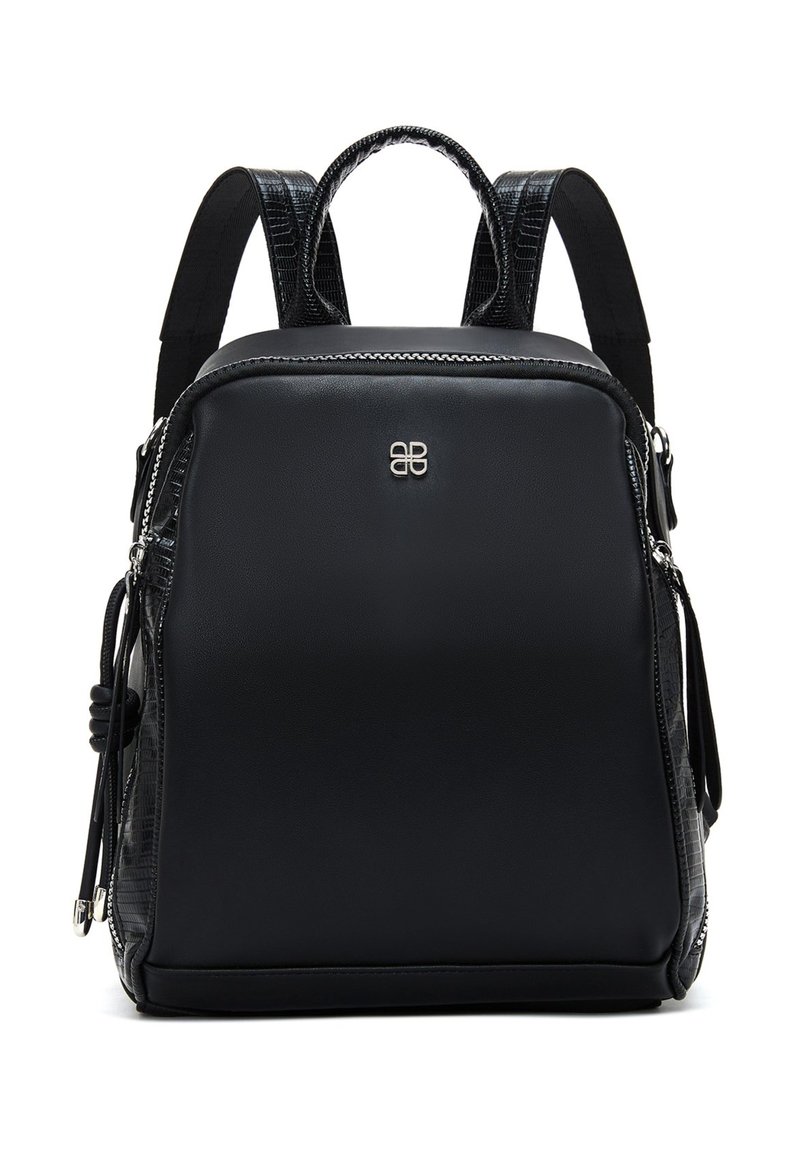 Un sac à dos noir avec un devant en faux cuir lisse et un dos texturé en croco embossé. Comprend des bretelles doubles et un détail en logo argenté à l'avant.