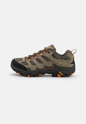 Sapatos de hiking Merrell com um upper em camurça e malha castanho, biqueira em borracha preta, detalhes em laranja e sola Vibram durável. Design de cano baixo.