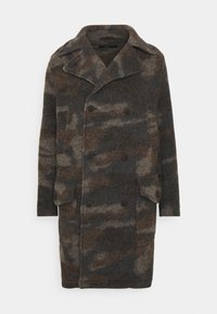 Dobbeltbrystet uldfrakke i brun og grå med camouflagemønster, store revers og to forlommer. Tekstileret, varmt stof.