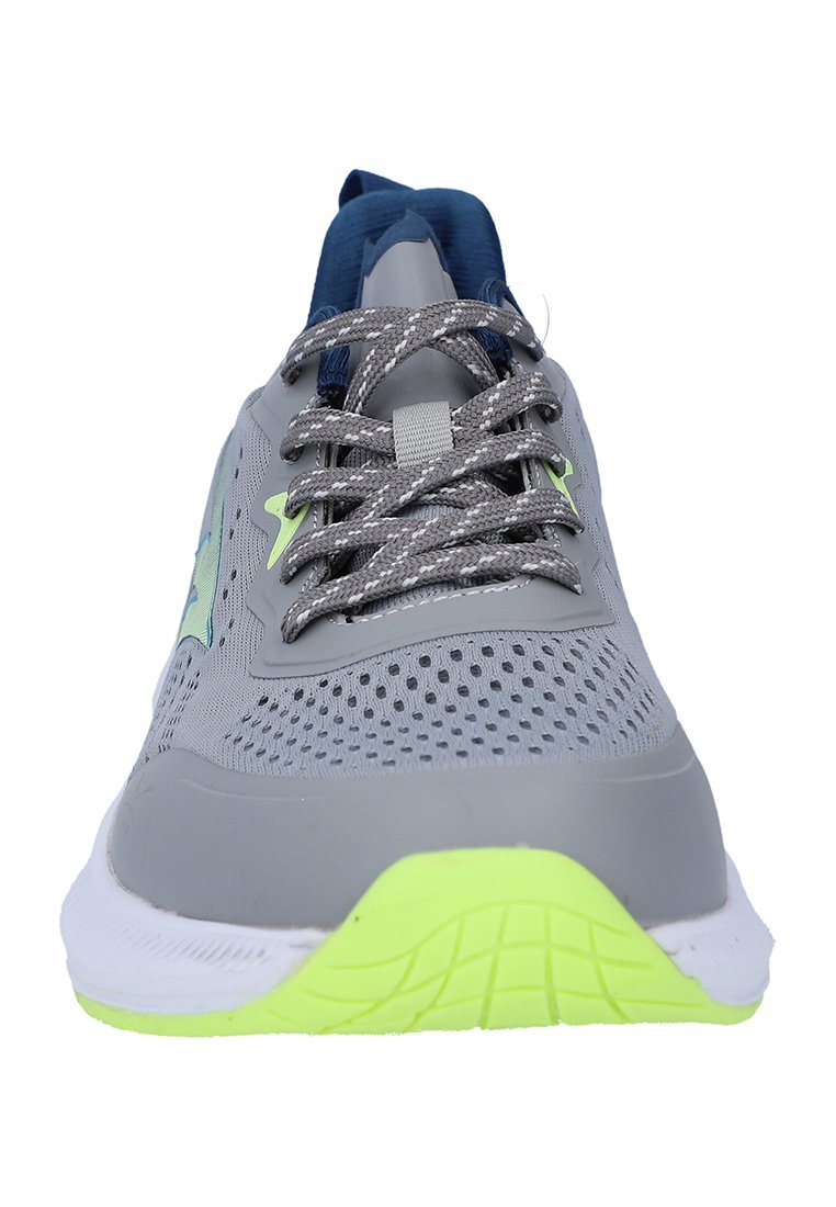 Zapatilla atlética gris con parte superior de malla, cordones grises y acentos azules. Cuenta con una suela blanca con un segmento verde brillante en el talón.