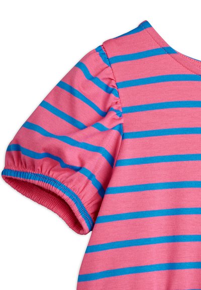 Tissu rose avec des rayures horizontales bleues, présentant une manche courte bouffante avec un poignet élastique et un bord d'encolure arrondi.