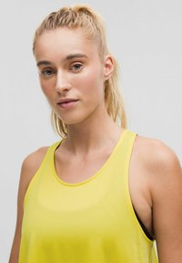 Geel mouwloos tanktop van lichtgewicht materiaal, met een ronde halslijn en een zachte textuur. Zwarte accenten zijn zichtbaar.