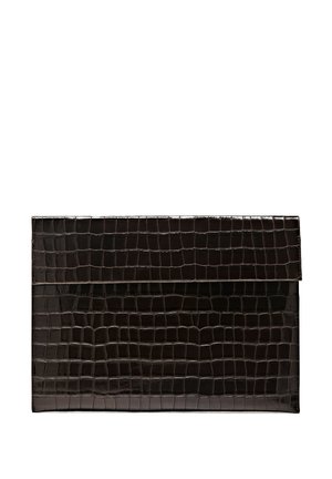 Borsa clutch nera con texture coccodrillo e chiusura a patta, design rettangolare e sottile per uso a mano.
