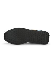 Semelle de chaussure de sport en caoutchouc noir avec un motif de grip texturé, présentant un talon prononcé et un logo embossé sur la surface.