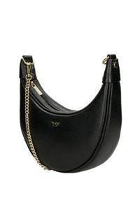 Černá strukturovaná kožená taška ve tvaru půlměsíce se zlatým řetízkovým popruhem a malým zlatým logem vepředu, umístěná na bílém pozadí.