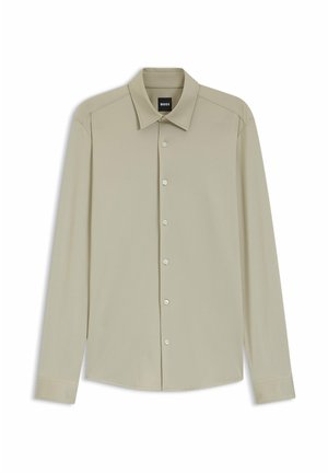 Beige langärmliges Hemd mit Knöpfen, spitzem Kragen und sichtbarem BOSS-Logo innen am Halsausschnitt.