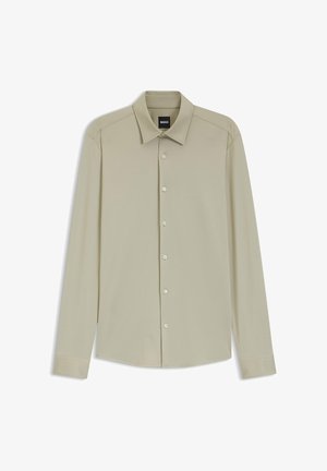 Beige langärmliges Hemd mit Knöpfen, spitzem Kragen und sichtbarem BOSS-Logo innen am Halsausschnitt.