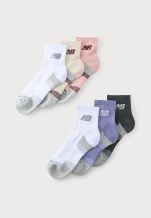 Sechs Paar Knöchelsocken in Weiß, Beige, Pink, Violett und Dunkelgrau mit grauen Zehen und New Balance-Logos an den Bündchen.