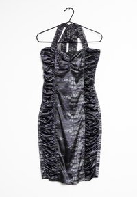 Czarna i fioletowa sukienka na szyję z detalami marszczenia, wykonana z błyszczącego satynowego materiału i zawierająca abstrakcyjne wzory. Wisi na wieszaku.