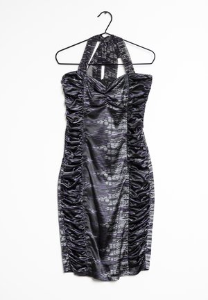 Abito halter neck nero e viola con dettagli arricciati, caratterizzato da una finitura in satin lucido e motivi astratti. Appeso a un gancio.