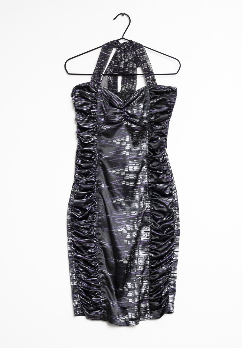 Czarna i fioletowa sukienka na szyję z detalami marszczenia, wykonana z błyszczącego satynowego materiału i zawierająca abstrakcyjne wzory. Wisi na wieszaku.