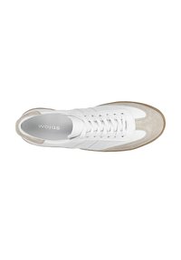 Sneaker bianca in pelle con accenti in suede, chiusura con lacci piatti, punta rotonda e suola in gomma marrone chiaro. Il logo "wojas" appare all'interno.