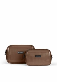 Braune, glänzende Kulturbeutel in zwei Größen, mit vertikaler Rippstruktur, schwarzem Logo und Reißverschluss. Kompaktes Design für einfache Aufbewahrung.