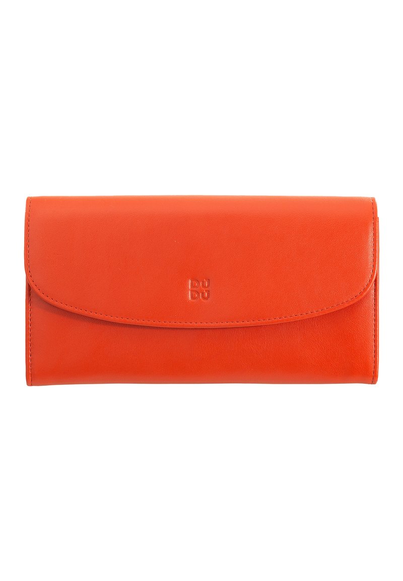 Cartera de cuero naranja con una textura suave, diseño de solapa plegada y logotipo en relieve en la parte frontal. Presenta líneas limpias y sin hardware visible.