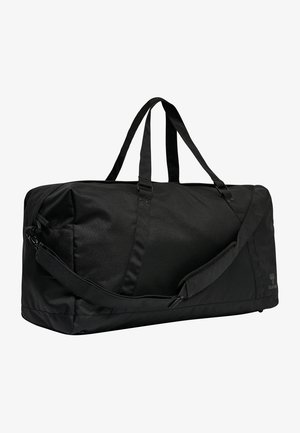 Sort duffel bag lavet af holdbart stof, med dobbelte håndtag og en aftagelig skulderrem; inkluderer en lynlåslomme på siden til opbevaring.