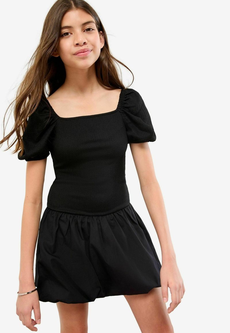 Schwarzes Kleid mit einem taillierten Oberteil mit quadratischem Ausschnitt und puffierten kurzen Ärmeln, das zu einem ausgestellten, gerafften Rock übergeht.