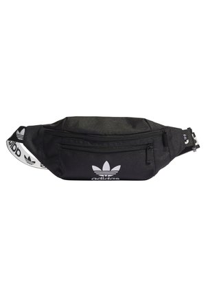 Sac banane noir Adidas avec deux compartiments zippés et une sangle blanche avec le logo et le texte Adidas.