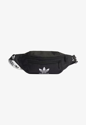 Sac banane noir Adidas avec deux compartiments zippés et une sangle blanche avec le logo et le texte Adidas.