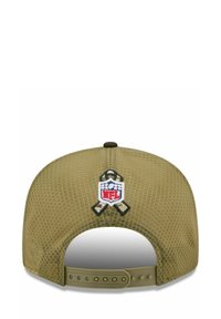 Olivgrüner Cap aus strukturiertem Mesh-Stoff, mit einem gestickten NFL-Logo auf der Rückseite und einem verstellbaren Snap-Verschluss.