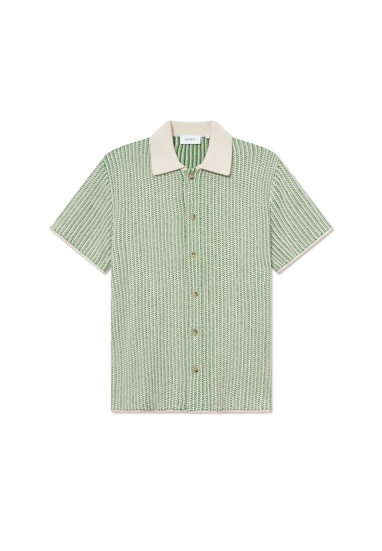 Camicia a maniche corte in tessuto a maglia verde chiaro, con colletto beige, bottoni frontali e motivo strutturato.